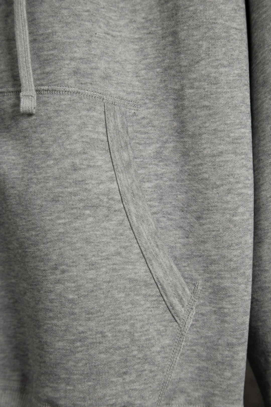 P270 Actual photo [Popular item] Style number: 25104# Color: Navy blue/hemp gray/white Size: S to XL - Ralph Lauren/Ralph Lauren 2025AW Autumn and Winter Bear series stacked topstitch design plaid lining hooded cardigan zipper sweatshirt - Original workmanship consistent Professional four-needle six-thread topstitch design ✅ - Face 370g double-sided cotton heavyweight fabric Contrast color yarn-dyed plaid inside ✅| - Highly restored customized brand zipper 0.8 pure cotton high-density hook and loop bonnet ✅ - RL limited design style Colorful bear logo precision embroidery Bright color contrasting plaid hood inside The upper body is colorful and distinguishes the classic style. Both men and women can easily control it. Simple and clean, versatile and can go wrong. Exposed topstitch 0.8 cm retro primary color hook and loop drawstring. Every detail is perfect.